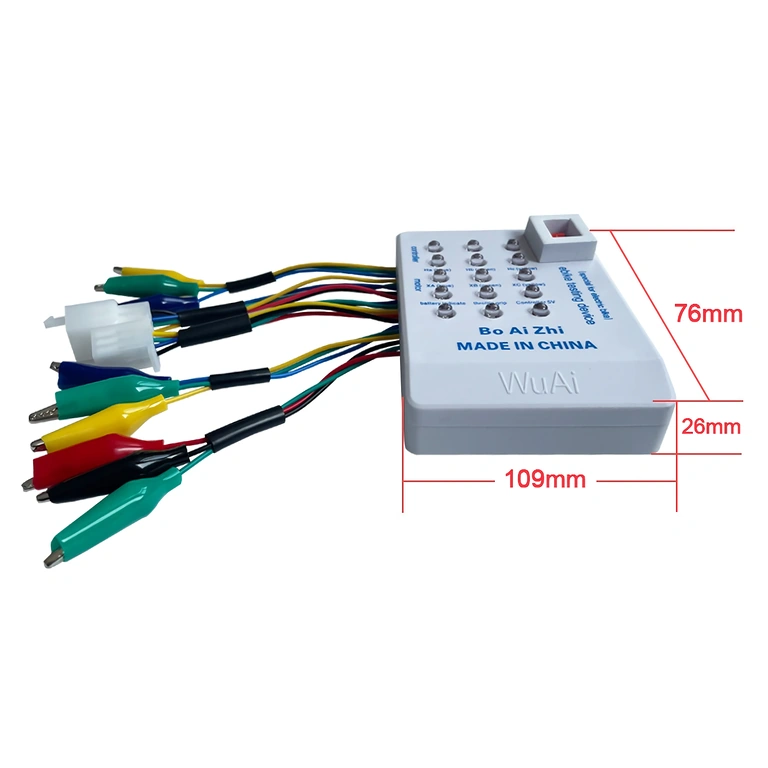 Akku am universellen Tester zur Controller-Überprüfung angeschlossen