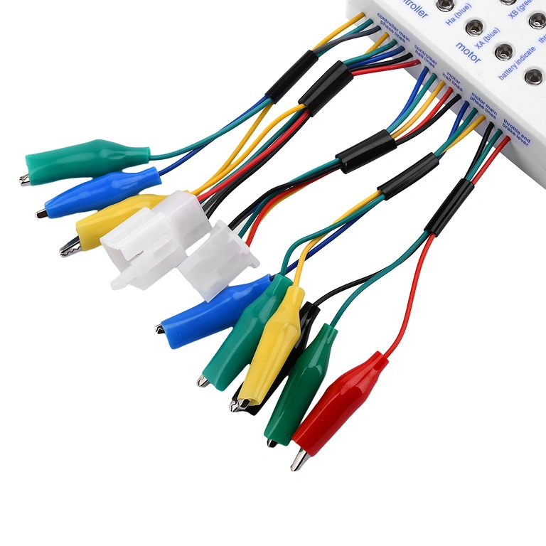 Phasenkabel des Motors am universellen Tester angeschlossen